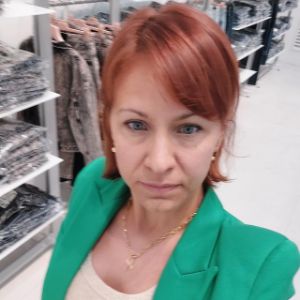 Добрый день. Меня зовут Ирина.  Я из Санкт-Петербурга, с 2004 года живу и работаю в Италии.