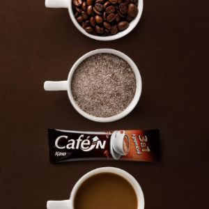 «Растворимый кофе 3 в 1«Cafein крепкий» вот уже 6 лет производится в Казахстане и радует своих фанатов прекрасным насыщенным вкусом и ароматом домашнего кофе с молоком. Своей популярностью среди любителей кофе, «Cafein крепкий» обязан трем основным ингредиентам: высококачественному кофе из Колумбии, сливкам из Южной Кореи и сахару из Беларуси. Для приготовления «Cafein крепкий» просто добавьте стандартный порционный пакетик в чашку, залейте горячей водой и хорошенько размешайте. Получите заряд бодрости и позитива на целый день!»