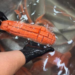 Промываем рыбу после засолки.