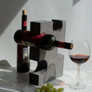 Настольная/напольная подставка для винных бутылок на 4 бутылки.

Конструкция обеспечивает правильный (горизонтальный) вариант хранения вина, при котором вино в бутылке соприкасается с пробкой, не давая ей пересыхать.

Подставка для вина из бетона идеально подходит для декора интерьера в стиле лофт, минимализм, или сканди.

Она станет идеальным подарком для любителей побаловать себя бутылочкой вина, и ценителей брутальных, стильных элементов интерьера.

Все подставки делаются вручную, каждая уникальна, бетон, как материал, из которого изготовлено изделие, обеспечивает прочность и выносливость конструкции.