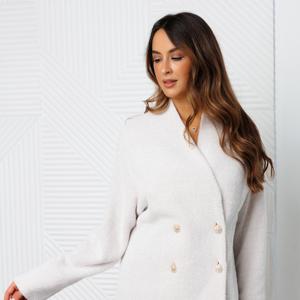 Кардиган женский Raposa - это трендовое и комфортное решение для прохладной осенней погоды. Удлиненный крой оверсайз в сочетании с мягким, пушистым материалом из евро ангоры и вискозы создает ощущение тепла и уюта. Кардиган двубортный на запах с поясом и на пуговицах подчеркивает женственную фигуру, выстраивает приталенный силуэт и позволяет регулировать посадку по фигуре. Акцентный воротник кимоно придает кардигану олд мани old money элегантный вид, а золотые пуговицы добавляют изюминку. Благодаря универсальному бежевому цвету бежевая мама и лаконичному рисунку гусиная лапка кардиган пинтерест pinterest легко впишется в любой гардероб. Кардиган плюшевый подойдет как офисный вариант, так и для повседневных образов, а благодаря своей универсальности, может быть использован как кофта с длинным рукавом, пиджак, жакет или даже легкое пальто. Кардиган осенний трикотажный можно комбинировать с любыми вещами Вашего гардероба, создавая как классические, так и более смелые кэжуал casual образы. Кардиган теплый уютный в елочку на осень – зиму  2025 – 2026 идеально подойдет для высоких и невысоких, для девочки подростка в школу, а также для беременных будущих мам и полных женщин больших размеров плюс сайз plus size до 56 и 58 размера. Кардиган шерсть ангора стильный достойно представляет российское производство и создает визуальный эффект кардиган из альпаки. Кофточка Raposa станет незаменимой для модных аутфитов.