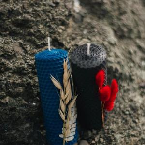 Свечи из вощины — это уникальный продукт, который получают из пчелиных сот. Они буквально излучают энергию тепла. Их мягкий золотистый свет и медовый аромат успокаивают, снимают стресс и беспокойство. Многие используют такую свечу для создания атмосферы умиротворения во время медитации или подготовки ко сну. Они не только красивы, но и экологичны, что делает их популярным выбором среди тех, кто заботится об окружающей среде.