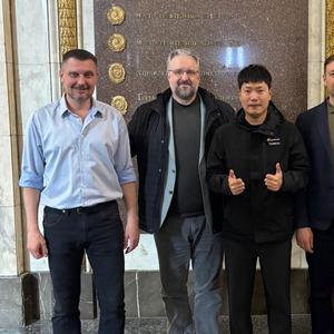 Представители Sinorock Corporation Ltd. посетили офис ТМПЗ Механика в Москве. Мы обсудили совместную работу в области геотехнических решений и изучили, как адаптировать технологии SINOROCK для российского рынка.

В планах — локализовать производство продукции на нашем заводе в Туле. Мы хотим объединить наш масштаб и надежность с инновациями коллег для создания эффективного инструмента.

Такое взаимодействие поможет быстрее и качественнее решать задачи по устройству сложных свайных фундаментов на строительных объектах страны.