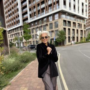 Почему он особенный?
Роскошный бархат из 100% итальянского хлопка – тактильное наслаждение в каждой нитке.

Преимущества:
-Не скатывается и не теряет форму
-Дышащий материал – комфортно в любую погоду
-Легко комбинируется с другими вещами
-Создает впечатление дорогого гардероба
Бархат – он как прикосновение ночи, как шепот тайны. Он привносит в простой наряд игру света и тени, глубину, которую не передать словами.

Женский пиджак oversize в классическом стиле из итальянского бархата.

Элегантный удлиненный жакет свободного кроя, созданный для современных образов. Черный цвет делает его универсальным элементом гардероба – он легко сочетается с брюками, джинсами или юбками.

Модель оверсайз с мягкими линиями обеспечивает комфорт и подходит для разных типов фигуры, включая большие(большого) размеры. Пиджак можно носить как в повседневных луках, так и в деловом стиле.