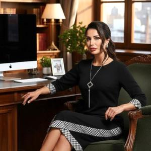 Платье чёрное трикотажное от бренда SelenaSonata  Модель полуприлегающего силуэта, округлый вырез горловины. Рукав втачной, длиной 3/4 на манжете. Застёжка по спинке на навесную петлю и пуговицу. Низ асимметричный. Стильная модель на любой случай. Рекомендуется бережная стирка при 30 градусах.