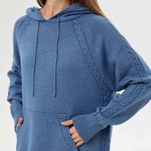 Женское вязаное худи от бренда KlariS_moda – это идеальный выбор для школьной, спортивной и повседневной одежды. Этот уютный и стильный бомбер женский выполнен из комфортного материала, состоящего из 30% шерсти и 70% акрила, что обеспечивает тепло и долговечность. Толстовка украшена декоративными элементами в виде вязки косички, добавляющей особенный шарм и индивидуальность. Особенностью модели является наличие капюшона, который защищает шею от прохладного воздуха. Эта женская вязаная одежда идеально подходит для активного образа жизни и будет вашим надежным спутником в любое время года.