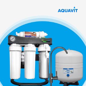Технологичный фильтр для воды обратного осмоса Aquavit Slim Case Plus оснащен клапанами и датчиками, которые промывают мембраны в автоматическом режиме и контролируют подачу и сброс воды в канализацию.
Это особенно важно для людей, живущих в частных домах с собственным септиком. Меньше воды в канализацию – меньше расхода на коммунальные платежи.
Данный фильтр для воды экономичен, имеет низкий расход электроэнергии.
Большой бак на 12 литров обеспечивает постоянный поток чистой воды из под крана.

Доставляет и устанавливает фильтр наш квалифицированный мастер бесплатно.

Характеристики:
— Шесть ступеней система очистки обратного осмоса с насосом
— Гидравлический датчик распределения потоков воды
— Подходит для установки в квартирах и особенно в частных домах
— Стандартный, распространённый тип картриджей 10SL
— Объём бака 12 литров
— Максимальный ресурс картриджей: 10 000 л
— Минерализация воды до естественного pH
