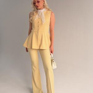 Стильный костюм из плотной костюмной ткани. Жилет на фигурных пуговицах подчёркивает талию, брюки клёш дают визуальное удлинение ног. Популярная модель для весенне-летних коллекций, премиум-сегмент.
Материал: костюмная ткань
Размеры: 40-48 (большие размеры обсуждаются индивидуально)