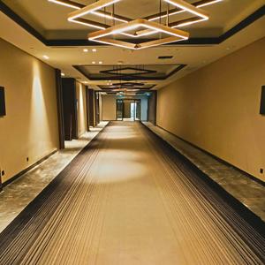 Ковровые покрытия для коридорах
Состав: 80% Шерсть 20% Полиамид
Плотность: 7/8
Высота ворса:8мм
Обшая Высота:11мм
Весь ворса: 837 гр/м2
Обший весы:1944 гр/м2
Основа: Джут
Пожарный сертификат: КМ2