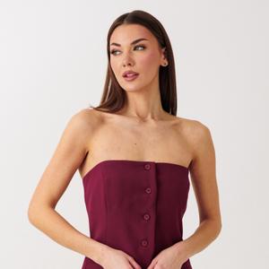 Топ:

облегающий силуэт
выполнен из костюмной ткани,                              
открытые плечи,                                      
по передней части изделия петли-пуговицы.
Состав: 95% полиэстер, 5% спандекс
Размерный ряд 42-46