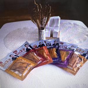 Соевое мясо (снеки острые со вкусами говядины, бараньих ребрышек, куриных крылышек, барбекю и пряной говядины). Вес одной упаковки 76 грамм.