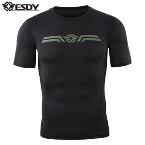 Мужская спортивная футболка ESDY — сочетание комфорта, функциональности и современного стиля. Модель выполнена из эластичного и прочного материала, идеально садится по фигуре, подчеркивая мускулатуру и обеспечивая свободу движений. Назначение: Подходит для тренировок в спортзале, бега, фитнеса, туризма, активного отдыха и повседневного использования. 
В наличии три расцветки: черный, белый и голубой
Размеры с 46 по 54