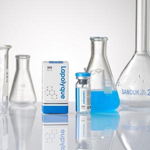Lapolyque — это инновационный биостимулятор на основе PDLLA (полимолочной кислоты) и гиалуроновой кислоты.
Он сочетает свойства наполнителя и стимулятора:

Восстанавливает утраченный объём,

Стимулирует выработку коллагена,

Улучшает упругость и плотность кожи,

Обеспечивает долговременный эффект омоложения.

👉 Таким образом, Lapolyque одновременно восполняет объём и запускает естественные процессы регенерации кожи.