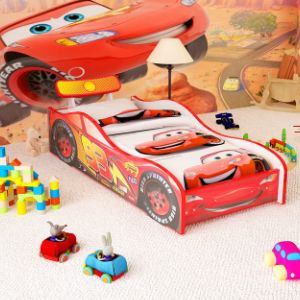 Мебельная фабрика «Re:Driver» производит тематическую детскую мебель с 2007
года. Она ориентирована для детей от 2-х до 12 лет. Все наши модели являются
собственными идеями наших дизайнеров и технологов, и основателей компании. Все
кровати фабрики производятся по собственной разработанной технологии
«Constructor+», которая дает дополнительную надежность и долговечность.
Технология «Constructor+» заключается в том, что все несущие детали кровати
имеют внутреннюю фрезеровку в 0.5 см, куда входят все элементы ЛДСП. Только
после этого кровать стягивается качественной фурнитурой. С точки зрения
экономической составляющей, подобный метод производства является достаточно
затратным. Внедрив данную технологию производства, почти во все модели и
комплектации наших кроваток, мы значительно увеличили срок эксплуатации нашей
продукции, а так же показатели нагрузок на конструкцию, которая выросла на 200%,
по сравнению с пред идущими показателями.Вся продукция фабрики
сертифицирована и имеет всю необходимую документацию и разрешения на право
производства и использования материалов, перечень которых вы встретите ниже.
Информация о сертификации нашей продукции имеется на сайте Росаккредитации.
В 2019 году наше производство прошло полную автоматизацию всех процессов
производства. Вся продукция производится собственными силами и
профессиональным оборудованием, без при бегания к услугам подрядчиков.
Пластиковые элементы, независимые ортопедические основания, а также, матрацы к
нашим кроваткам, производятся нашей компанией без посредников. В отличии от
наших основных конкурентов, мы не используем УФК печать (метод нанесения красок
сразу на поверхность). Подобный метод нанесения рисунка достаточно бюджетный
для производителя, и встречается в 70% случаев у производителей, использующих
изображения на мебели. Данный способ не защищен от внешних воздействий, не
говоря уже о безопасности и экологичности, такого метода нанесения печати. Важно
так же знать, что при повреждении изображения, потребителю не останется ничего
делать, как менять поврежденную панель у производителя, скорее всего за деньги …
ил же смирится, так как рекламация (ремонт) здесь невозможна, по причине того
изображение не возможно демонтировать, в отличии от метода используемого нами.
Широкоформатные принтеры японского производителя «Roland», наносят
изображение на виниловую поверхность методом струйной печати, с
использованием дорогостоящих красок, исключительно категории «Ecosolvent»,
которые является безопасными для человека. Эта категория чернил не имеет
химических испарений. Другими словами наши кровати не пахнут, даже в процессе
производства. Вам не придется по несколько дней выветривать комнату, после того
как уедут наши сборщики.
После того как оборудование наносит изображение на виниловую поверхность, оно
покрывается дополнительным слоем прозрачной, ламинированной пленки, которая
защищает младенца от прямого соприкосновения с чернилами и от внешних
воздействий. Ламинированная поверхность защищает кровать от царапин, которые
образуются в результате длительной эксплуатации мебели. В составе пленки
присутствует воск, который, фактически полируется со временем в результате уходя
за кроваткой. В данном случае, если вдруг вы повредите изображение, то вам не
придется менять всю панель, достаточно будет обратится к нам и мы заменим
изображение, не меняя саму панель кровати. Все пластиковые элементы наших
моделей имеют неограниченную гарантию. Мы прекрасно понимаем, что потребитель
не сможет приобрести нужную поврежденную деталь ни - где, кроме, как у нас. Все