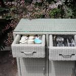 Комод на террасе уличного кафе — удобная и практичная мебель для вашего пространства