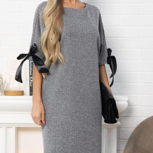 Платье серое силуэта «бочонок» из трикотажа от бренда LT Collection, с коротким рукавом. Элегантная модель с округлым вырезом горловины и коротким рукавом, с карманами. Романтично и женственно смотрится с поясом или ремнем (в комплект не входят). Прекрасный вариант повседневного платья для тех, кто стремится подчеркнуть свою женственность. Это нарядное вечернее платье больших размеров станет для вас идеальным вариантом красивого стильного платья для любого случая. Оно подчеркивает женственные формы и скрывает то, что должно быть незаметным. Это молодежное платье стройнит любую фигуру на 2 размера! Вы всегда будете в центре внимания.