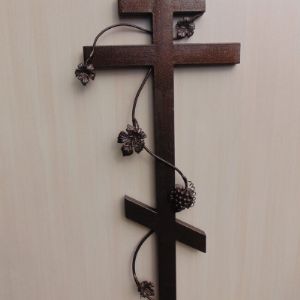 Могильный крест из проф.трубы 80х40 с художественным оформлением виноградной лозы. Так же состоит из двух частей: стойка и крест. Высота креста без стоики 1м.80см.