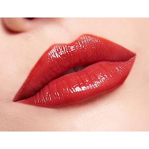 Губная помада Gilding backstage velvet lipstick Power red OFC312 3,2 гр

помада, сочетающая роскошный макияж и полноценный уход. 24-каратное золото в составе обеспечивает регенерацию и омоложение губ, дарит гладкость и комфорт.




эффект:
гладкие, упругие и ухоженные губы.
подчёркнутые контуры без морщин.
матовый финиш с бархатным ощущением.




текстура:
нежная, кремовая, легко распределяется и не сушит губы.

содержит 24-каратное золото.
уникальный дизайн в форме золотого микрофона с 26-гранной огранкой.
магнитный футляр не подведёт — помада надёжно закрыта и защищена от случайного открытия в косметичке.
лауреат премии njpec за креативную упаковку.
для тех, кто ценит стиль, комфорт и эффект ухода в одном продукте.