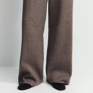 Погрузитесь в мир комфорта и стиля с нашими утепленными женскими брюками. Эти вязанные штаны станут идеальным выбором для прохладной осени и морозной зимы. Изготовленные из шерсти , они обеспечивают надежное тепло и уют в любые холода. С высокой посадкой и удобной резинкой на талии, эти теплые брюки гармонично облегают фигуру, подчеркивая её достоинства. А глубокие карманы добавляют практичности и позволяют держать все необходимое под рукой.