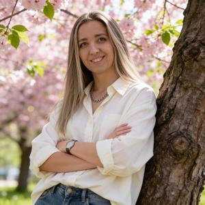 Ксения — финансовый контролер и главный бухгалтер.
 Финансовое сердце WhiteLine. Ксения идеально знает все тонкости ВЭД, валютного контроля и налогообложения при работе с Китаем. Она обеспечивает кристальную прозрачность всех расчетов и гарантирует, что вы получите идеальные закрывающие документы точно в срок. С ней ваша бухгалтерия будет в полном восторге, а у налоговой не останется к вам ни единого вопроса.