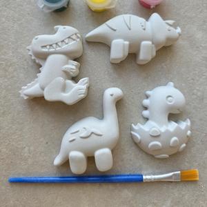 В набор входит 4 фигурки 3 краски и кисточка. Упаковывается в прозрачный пакет