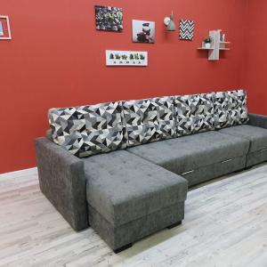 Общий габарит: ширина/высота/глубина: 3410*950*1500 мм.
Спальное место: 3040*1450 мм.
Высота посадочного места:450 мм.
Глубина посадочного места: 800 мм.
Ширина подлокотников: 170 мм.
НАПОЛНЕНИЕ ДИВАНА:
Железный механизм трансформации «Пантограф»
Евро книжка в выдвижной оттоманкой.
Независимый пружинный блок для повседневного сна.
Ламинированные проветриваемые короба для белья.
Высушенная 13% влажности комлевая сосна.
Термофойлок.
Пенополиуретан.
Многослойная березовая фанера.
Категории ткани:
Ткань 1 категория стоимостью 350 руб.
Ткань 2 категория стоимостью 500 руб.
Ткань 3 категория стоимостью 900 руб.
ВОЗМОЖНОСТИ ИЗМЕНЕНИЯ ДИВАНА:
Поставить наполнение ФППУ более долговечный материал до 12 лет.
Поставить подлокотники от других диванов.
Поставить независимый пружинный блок.
Сделать подлокотники с накладками.
Сделать полку в подлокотниках.
Сделать открывающиеся подлокотники.
Возможно изменить габариты дивана (высоту, длину, ширину)
_________________.
Сертификаты ЕАС
100 % гарантия качества.
Сертификаты ЕАС
ДОСТАВКА В ЛЮБОЙ РЕГИОН РФ