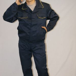 Костюм ДОКЕТ (куртка+брюки)/ (куртка+п/к) синий/желтый - куртка укороченная, на поясе с эластичной лентой, супатная застежка на пуговицы, отложной воротник, нижние накладные и верхние накладные карманы с клапанами на пуговицах, воротник и клапаны верхних карманов имеют контрастную отделку желтого цвета, брюки на поясе со шлевками для ремня, с гульфом на пуговицах, передними накладными карманами, тк смесовая 20%х/б 80%п/э./ п/к с эластичной лентой на поясе, с гульфом и боковой застежкой на пуговицах, передние накладные карманы, на грудке накладной карман с клапаном с контрастной отделкой, спинка с регулируемыми бретелями на эластичной ленте и застежкой фастекс.