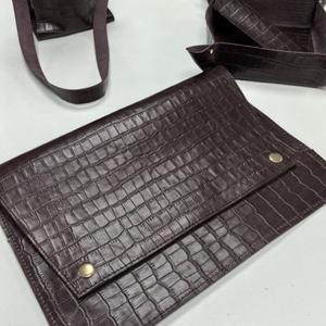 Кожаные аксессуары оптом для вашего бизнеса. Минимальный заказ — от 15 изделий

Корпоративные подарки: Статусные и запоминающиеся аксессуары с логотипом вашей компании для партнеров и сотрудников.
Производство изделий для брендов:
Разрабатывают и производят капсульные коллекции кожаных аксессуаров для fashion-брендов, бьюти-проектов и других компаний. Полный цикл — от идеи до готовой партии с вашим лейблом.

&#34;Ваш бренд, наше безупречное качество&#34;

Начните проект своей мечты уже сегодня!