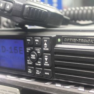 Optim Track - радиостанция с 1DIN размером, которая устанавливается вместо магнитофона в автомобиле и позволяет разговаривать с водителями дальнобойщиками.