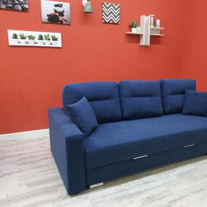 Общий габарит: ширина/высота/глубина : 2300*1020*1000 мм.
Спальное место: 1950*1450 мм.
Высота посадочного места: 460 мм.
Глубина посадочного места: 800 мм.
Ширина подлокотников: 170 мм.
НАПОЛНЕНИЕ ДИВАНА:
Трансформация евро книжка.
Независимый пружинный блок для повседневного сна.
Железный механизм трансформации «пантограф».
Ламинированные короба для белья с вентиляцией.
Категории ткани:
Ткань 1 категория стоимостью 350 руб.
Ткань 2 категория стоимостью 500 руб.
Ткань 3 категория стоимостью 900 руб.
ВОЗМОЖНОСТИ ИЗМЕНЕНИЯ ДИВАНА:
Поставить наполнение ФППУ. более износостойки до 12 лет
Поставить подлокотники от других диванов.
Сделать подлокотники с накладками.
Сделать полку в подлокотниках.
Сделать открывающиеся подлокотники.
Возможно изменить габариты дивана (длину, высоту, ширину).
________________
Сертификаты ЕАС
100 % гарантия качества.
Рассрочка без процентная.
Гарантия 18 месяцев.
Срок службы 10 лет.
ДОСТАВКА В ЛЮБОЙ РЕГИОН РФ