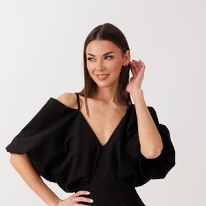 Платье:
приталенный силуэт
выполнена из костюмной ткани,                        
открытые плечи  на бретелях со спущенными рукавами "фонариками".
Состав: 95% полиэстер, 5% спандекс
Размерный ряд от 42 до 46