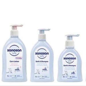 sanosan Baby — нежная забота с первых дней жизни

Линейка sanosan Baby — это результат десятилетий опыта и клинических исследований, доказавших свою эффективность и безупречную совместимость с нежной кожей младенцев.

Ключевые принципы линейки:
Гипоаллергенность и безопасность — все формулы клинически протестированы, одобрены дерматологами и педиатрами, а независимая лаборатория Dermatest (Германия) присвоила продукции высшую оценку — 5 звёзд за отличную переносимость.
Натуральность — более 90% ингредиентов имеют натуральное происхождение.
Экологичность — составы биоразлагаемы и бережно относятся к окружающей среде.
Максимальная чистота формул — 0% парабенов, силиконов, SLS/SLES, феноксиэтанола и PEG-компонентов, которые могут вызывать раздражение или аллергические реакции.
Формула «без слёз» — все очищающие средства содержат особо мягкие ПАВ, не раздражающие слизистую глаз ребёнка.

Ассортимент и ключевые продукты:

Средства для очищения:
Средство для купания и шампунь (200 мл / 500 мл) — нежная формула с 93% натуральных компонентов, даёт мягкую воздушную пену, бережно очищает кожу и волосы, не нарушая защитный барьер. Новый лёгкий аромат делает купание ещё приятнее.

Шампунь для младенцев (200 мл) — специально разработан для самых маленьких. Формула «без слёз», мягкие ПАВ, 93% натуральных ингредиентов. Подходит для ежедневного использования.

Средства для увлажнения и питания:

Увлажняющее молочко с пантенолом (200 мл / 500 мл) — доказанное увлажнение кожи на 24 часа. Содержит 96% натуральных ингредиентов. Пантенол успокаивает и смягчает кожу, предотвращая сухость и шелушение.

Детское масло с обогащённой формулой (200 мл) — 98% натуральных компонентов. Сочетание 3 натуральных масел премиум-класса (включая масла, богатые незаменимыми жирными кислотами) и экстракта календулы. Питает, смягчает и защищает кожу. Упаковка из полупрозрачного ПЭТ с защитой от ультрафиолета сохраняет качество масел.

Детский крем для ухода за кожей (100 мл) — доказанное увлажнение на 24 часа. 95% натуральных компонентов. Подходит для ежедневного ухода за лицом и телом, смягчает и защищает нежную кожу малыша.

Средства защиты под подгузник:

Защитный крем от опрелостей (150 мл) — усиленная формула с 10% оксида цинка, который обеспечивает надёжную защиту от влаги. 91% натуральных компонентов. Эффективно предотвращает покраснения и раздражения в зоне под подгузником.

Защитный крем под подгузник с пантенолом (100 мл) — тройное действие: успокаивает, защищает и восстанавливает кожу. Новая разработка с повышенным содержанием цинка и пантенола. Сохраняет зону под подгузником сухой, снимает раздражение и способствует регенерации кожи. 91% натуральных ингредиентов.

Подтверждённая эффективность:

Все продукты прошли строгие клинические испытания:

Тест на устойчивость к внешним раздражителям;

Тест «без слёз» для всех очищающих средств;

Тест на способность увлажнять кожу в течение 24 часов;

Тест на биоразлагаемость.

Продукция sanosan Baby — это выбор родителей, которые ищут безопасные, натуральные и эффективные решения для ежедневного ухода за своим малышом. Здесь нет компромиссов: только мягкость, забота и доказанное качество.