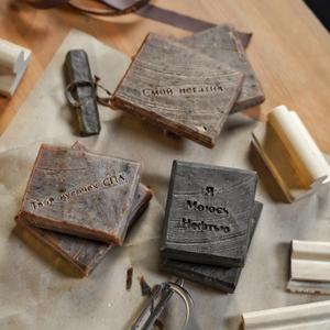 Муло Нафталан 50гр и 100гр — это уникальная природная нефть, которая издавна ценится за свои целебные свойства. Ещё с древних времён, в регионе современного Азербайджана, нафталан использовался для лечения различных заболеваний кожи и суставов. Его лечебные свойства привлекали внимание учёных и врачей по всему миру. Нафталан стал особенно популярен в конце 19 века, когда были открыты его регенеративные и противовоспалительные свойства. С тех пор нафталан стал широко применяться в косметологии и медицине как средство, способное решать множество кожных проблем и способствовать восстановлению тканей.