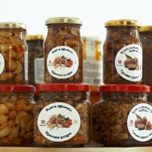 Мёд с различными добавками в стеклянных банках разной ёмкости от торговой марки «Ёж принёс» (Казахстан), наших партнёров