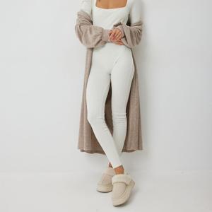 Комбинезон:  
– приталенный силуэт  
– металлическая неразъёмная молния на спинке  
– рукав одношовный  
– квадратный выре