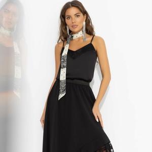 Юбка длинная чёрная для особенных моментов от компании Charutti, выполнена из костюмного полотна "бврби". Асимметричный подол мягко раскрывает вышитое кружево на сетке, создавая ощущение многослойности и глубины. Юбка легко сочетается с лаконичными топами и жакетами, превращая строгий образ в утончённый и запоминающийся. Пояс на резинке. Стильный вариант для создания женственного образа.