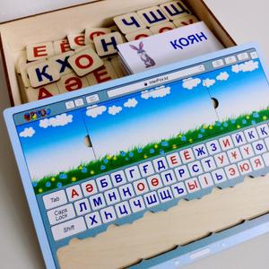 Планшет &#34;Собери слово&#34; для казахского языка. Собираем слова с помощью букв казахского алфавита - и изучаем язык играя. А хотите - сами составляйте слова.  В наборе - буквы казахского алфавита (гласные красного цвета, согласные - синего), карточки со словами и картинками. Возраст 5+