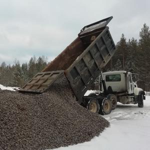 выгрузка щебня из машины