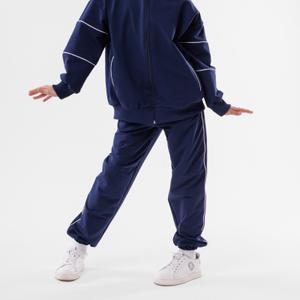 Спортивный костюм с белым кантом. Кофта в стиле oversize, брюки прямые, манжет на резинке. Выполнен из турецкого футера 2-х нитки. Этот материал один из самых качественных на рынке текстиля и идеально подходит для спортивной одежды. 
Костюм отличается от других своей гладкостью, шелковистостью, ровной поверхностью и отсутствием ворса.
Состав 72% хлопок, 22% полиэстер, 6% лайкра