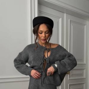 Двойка костюм (кардиган на завязках+юбка)
Из мягкой теплой пряжи 
Состав: вискоза 40%, пэ 20%, эластан 10%, акрил 30% 
Размеры: стандарт