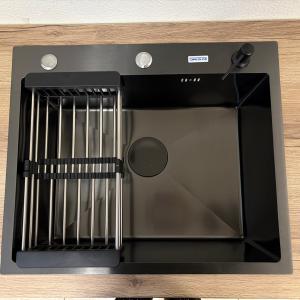 Мойки из нержавеющей стали, в оттенках сатин, графит и сатин декор, графит декор.