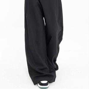 Брюки с асимметричным гульфиком