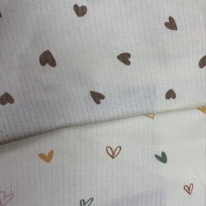 Ткань интерлог широко используется для пошива одежды, включая футболки, платья и нижнее белье. Она идеально подходит для создания стильных и удобных вещей.