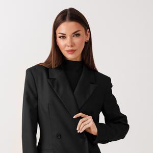 Жакет:  
свободный силуэт  
на подкладке  
рукав втачной, двухшовный; на рукаве петли-пуговицы  
застёжка петли-пуговицы  
двухбортный
карманы по переду с клапаном  
воротник пиджачного типа
Платье миди (ткань джерси):  

приталенный силуэт  
потайная молния по середине спинки  
разрез снизу по спинке  
без рукавов  
горловина-стойка
Состав: жакет: 65% полиэстер, 32% вискоза, 3% спандекс платье: 65% вискоза, 30% нейлон, 5% эластан
Размерный ряд 42-46