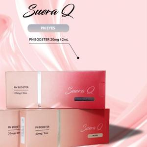 SUERAQ PN EYES
PN BOOSTER 20 mg / 2 mL
Профессиональный полинуклеотидный (PN) бустер для деликатной зоны вокруг глаз

SUERAQ PN EYES — это инъекционный скинбустер на основе полинуклеотидов (PN), специально разработанный для тонкой и чувствительной кожи периорбитальной области.

Формула направлена на улучшение качества кожи без добавления объема. Препарат способствует регенерации, повышению эластичности и глубокому увлажнению, обеспечивая естественное омоложение и восстановление структуры кожи.

Основной компонент

Полинуклеотид (PN) – 20 мг / 2 мл

PN (Polynucleotide) — биологически активные молекулы, полученные из фрагментов ДНК.
Благодаря высокой степени сходства с ДНК человека (до 98%), PN демонстрирует отличную биосовместимость и стимулирует естественные процессы восстановления кожи.

Механизм действия

PN активирует фибробласты и улучшает дермальную среду, что способствует:

• стимуляции синтеза коллагена
• ускорению клеточного обновления
• улучшению микроциркуляции
• снижению воспалительных реакций
• укреплению дермальной структуры

Препарат не увеличивает объем тканей, а улучшает их качество, делая кожу более плотной, гладкой и устойчивой.

Основные преимущества
Восстановление кожи

Стимулирует клеточную регенерацию и рост новых клеток.

Омоложение

Повышает уровень коллагена, улучшает плотность и упругость кожи.

Интенсивное увлажнение

Способствует удержанию влаги и восстановлению гидробаланса.

Улучшение эластичности

Активирует синтез эластина.

Выравнивание тона кожи

Способствует улучшению пигментации и общей текстуры.

Сужение пор

Улучшает структуру кожи изнутри.

Рекомендуемые зоны применения

• Область вокруг глаз
• Передняя зона щек (Apple zone)
• Лоб (мелкие морщины)
• Носогубная область
• Периоральная зона
• Шея и линия нижней челюсти

Особенно рекомендован для:

тонкой и чувствительной кожи

кожи с мелкими морщинами

возрастных изменений

постпроцедурного восстановления
