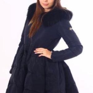 Пальто Silin Bi 1568. Пальто на пуху с капюшоном, мех отстегивается. Длина 85 см, рукав 63 см.
р.42-48