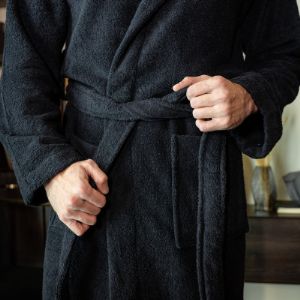 Махровый черный халат выполнен из 100 % хлопка, двухкольцевой нити. 400 гр. плотности, с капюшоном