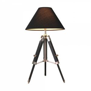 Настольная лампа Tripod. Хлопковый абажур приятно рассеивает свет и создает уютную атмосферу, а тренога из натурального дерева дает отличную устойчивость всей конструкции. Плюс отличный, небанальный дизайн.