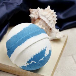 Бомбочка для ванны 150 гр.
Аромат: &#34;Морской бриз&#34;
Цвет: бело-голубой