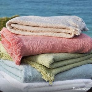 Состав: 100% хлопок.
Размеры покрывал: 160х250, 220х250, 160х230, 230х250. 
Плотность: 350 г/м2.